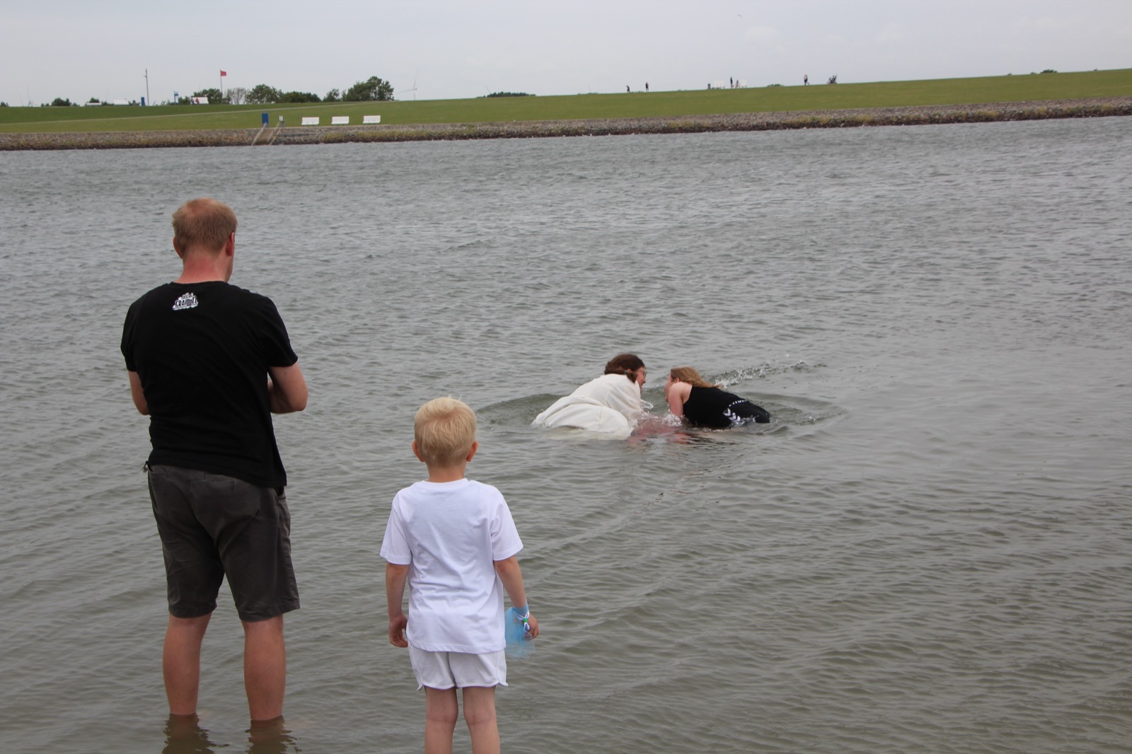 Ganzkörpertaufe im Wasser