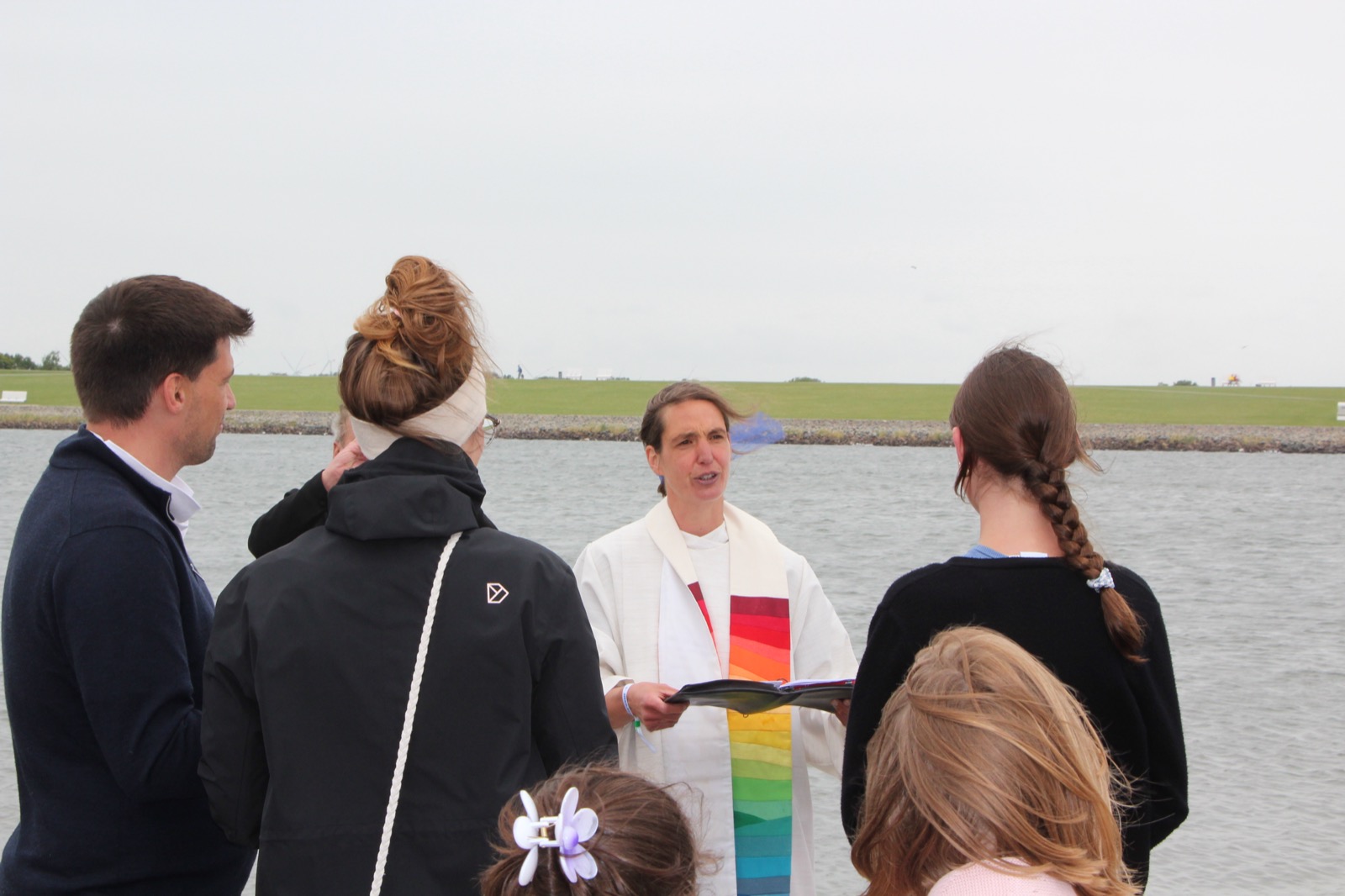 Pastorin bei der Taufe